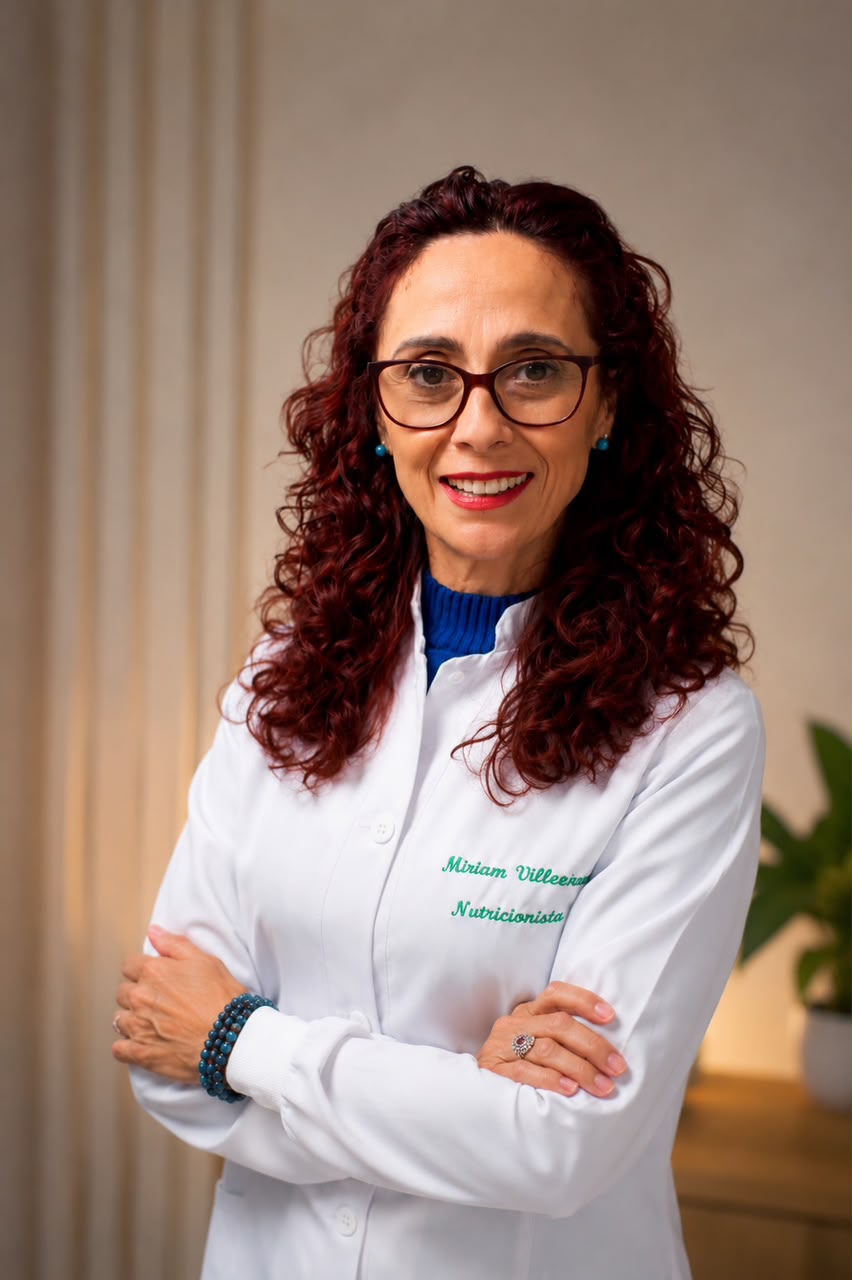Miriam Vilhegas, nutricionista da Casa de Repouso Amor Infinito, de jaleco branco, sorrindo